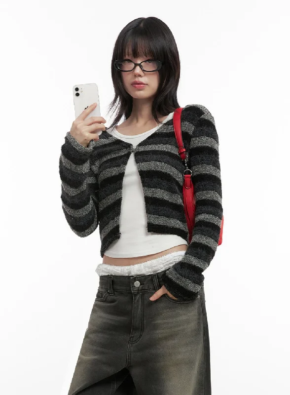 Three - quarter - sleeve cardigan for versatility -Striped Slit Cropped Cardigan ID402